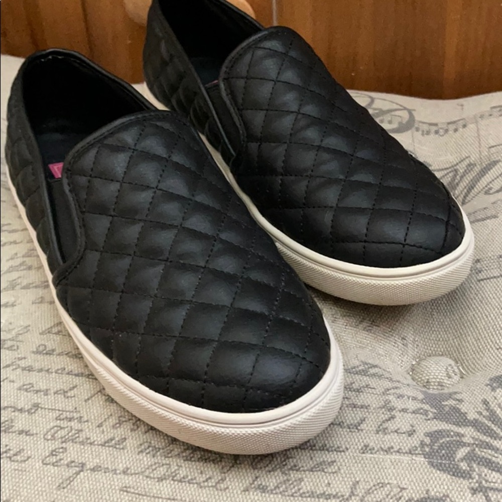 Size 10M slip on soft leather sneaker by Chase Pop